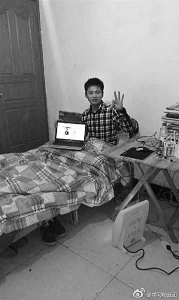 張洪銘在微博上發(fā)了張照片。照片顯示，他居住的屋子主要有一床一桌，寒冬里以電暖器取暖。