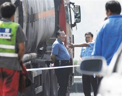 陜西“表哥”楊達(dá)才在車禍現(xiàn)場(chǎng)。資料圖