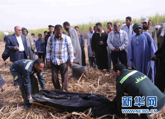 2月26日，在埃及旅游城市盧克索附近，急救人員在熱氣球事故現(xiàn)場搬運遇難者遺體。 新華社發(fā)