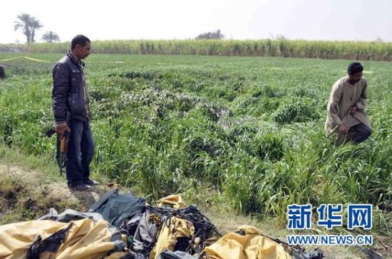 2月26日，在埃及旅游城市盧克索附近，當(dāng)?shù)匕踩藛T在發(fā)生熱氣球爆炸事故的現(xiàn)場查看。