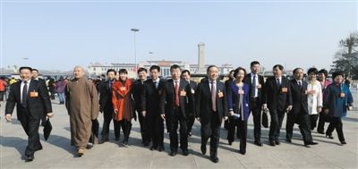 昨日，中國人民政治協(xié)商會議第十二屆全國委員會第一次會議在北京人民大會堂開幕。這是全國政協(xié)委員走向人民大會堂。新華社記者 陳樹根 攝