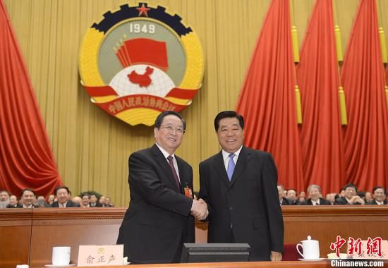3月11日下午，全國(guó)政協(xié)十二屆一次會(huì)議在北京人民大會(huì)堂舉行第四次全體會(huì)議，俞正聲當(dāng)選政協(xié)第十二屆全國(guó)委員會(huì)主席。圖為政協(xié)第十一屆全國(guó)委員會(huì)主席賈慶林和俞正聲握手，表示祝賀。中新社發(fā) 廖攀 攝