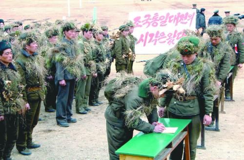 朝鮮中央通訊社13日公布的照片顯示，朝鮮工農赤衛(wèi)隊員正在進行“戰(zhàn)前訓練”。