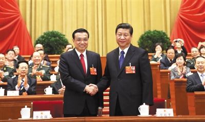 昨日，人大會議投票表決，決定李克強(qiáng)為國務(wù)院總理后，習(xí)近平和李克強(qiáng)親切握手。 新華社記者 蘭紅光 攝