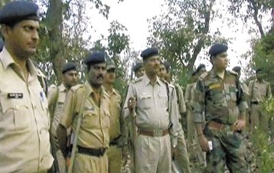 電視畫(huà)面顯示，大量警察在案發(fā)地搜查疑犯。