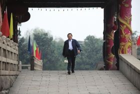 2008年10月30日清晨，吳仁寶在村中散步時從華西金塔門前走過。圖/新華社