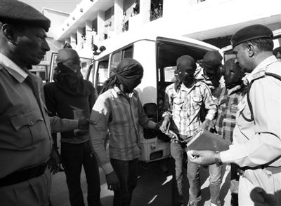 3月18日，印度中央邦，涉嫌輪奸瑞士女游客的男子被押往法庭。據(jù)悉，6名男子均面臨搶劫指控，其中4人面臨強奸指控。