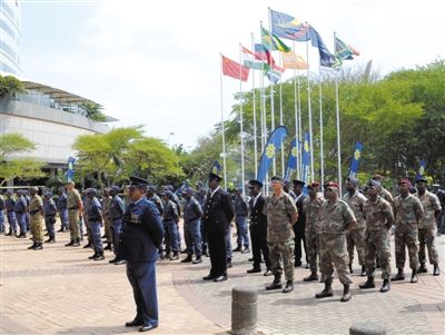 3月23日，南非警員參加德班峰會安保動員會。為確保峰會安全，南非政府從全國抽調(diào)3000名警察加強(qiáng)安保。 新華社發(fā)