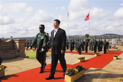 3月26日，南非總統(tǒng)祖馬在比勒陀利亞聯(lián)邦大廈前廣場舉行儀式，歡迎中國國家主席習(xí)近平訪問南非。這是習(xí)近平檢閱儀仗隊。新華社記者 蘭紅光 攝