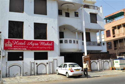 3月19日，印度北部阿格拉，一名英國(guó)女游客在旅館住店，有兩人企圖闖入她的房間，因害怕遭到強(qiáng)奸，她從旅