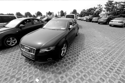 3月30日，掛有AZG(安徽政府公務(wù)的拼音縮寫）通行證的車輛停放在合肥市小蜀山公墓停車場內(nèi)。