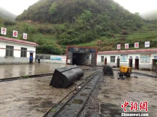 事故發(fā)生于5日晚22時許，事發(fā)時共有41人在井下作業(yè)，其中有32人安全升井，9人被困井下。