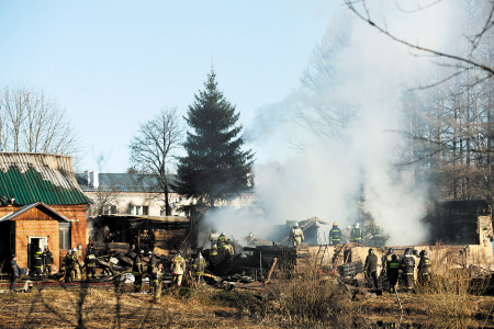 4月26日，俄羅斯救援人員在莫斯科州德米特羅夫區(qū)拉緬斯基村發(fā)生火災(zāi)的精神病院滅火?！　C供圖