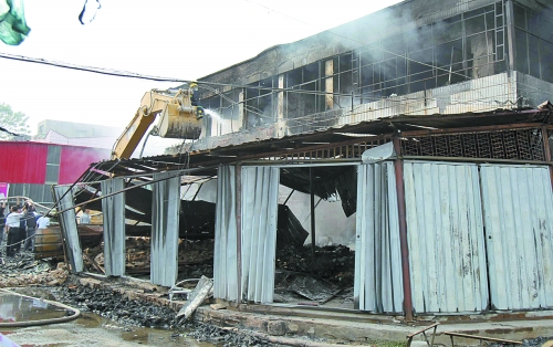 大火燒了近4個(gè)小時(shí)，中牟縣貿(mào)易區(qū)被燒得面目全非。