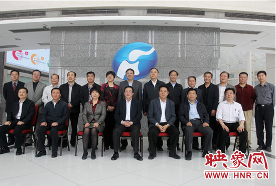 郭庚茂等省領(lǐng)導(dǎo)與省廣電局、河南電視臺(tái)的同志們合影