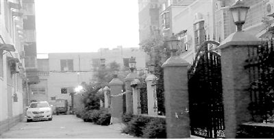 拉警戒線的地方就是高家居住的15號樓。高天峰居住在榮華小區(qū)一棟復式二層樓，三戶人家各有獨院。榮華小區(qū)一名業(yè)主供圖