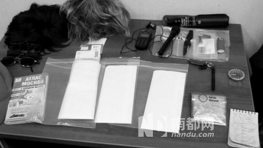 在福格爾身上發(fā)現(xiàn)的技術(shù)裝備和易容用具。