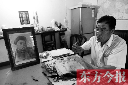 魏樹紹手拿《物權(quán)法講義》手稿,在講訴先祖書寫“物權(quán)法”的歷史(相框里就是魏聯(lián)奎) 魏樹紹手拿《物權(quán)法講義》手稿,在講訴先祖書寫“物權(quán)法”的歷史(相框里就是魏聯(lián)奎)