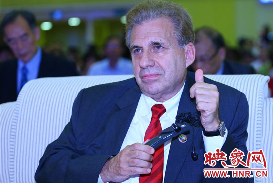 聽到關(guān)于鄭州航空港經(jīng)濟(jì)綜合實(shí)驗(yàn)區(qū)的介紹，約翰.卡薩達(dá)博士豎起了大拇指