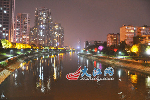 夜幕下的玉帶河，風(fēng)景很好，但是臭氣熏天。