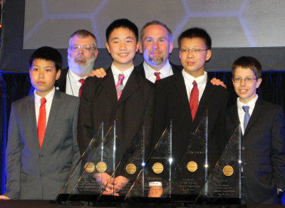 孫嘯秋(右二)與獲得團體組冠軍的隊友任昊淼(前左一)、林浩然(前左二)、Matthew Lipman