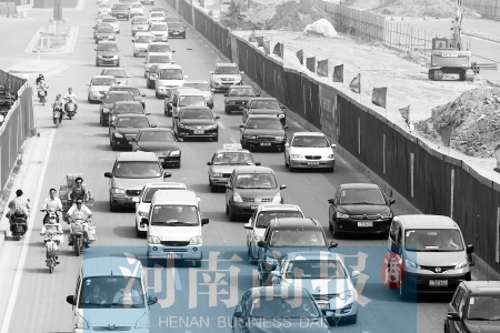 因施工封路，中州大道上的車輛行駛緩慢 王春勝/攝