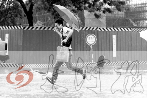 鄭州經(jīng)三路與北環(huán)交叉口處，積水較深，行人們不得不“練輕功”。 記者 白周峰 攝影