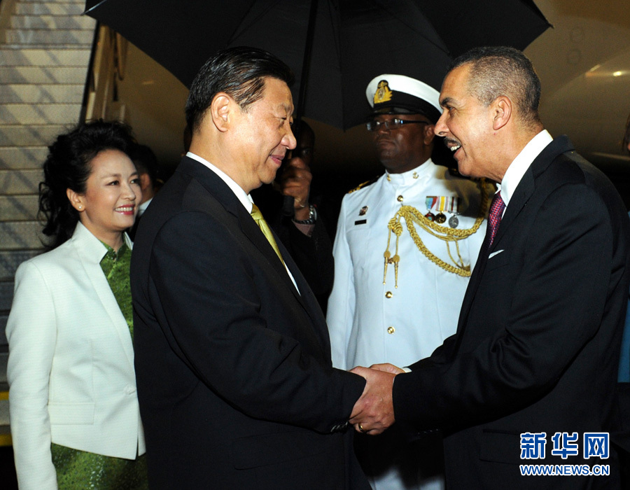 特立尼達(dá)和多巴哥總統(tǒng)卡莫納夫婦、總理比塞薩爾等到機(jī)場(chǎng)迎接習(xí)近平和夫人彭麗媛。饒愛(ài)民 攝