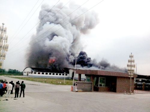 現場濃煙滾滾。