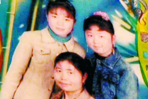 兩個(gè)女兒已長大成人,妻子也已歸來,這個(gè)分離12年的家庭,離幸福越來越近(翻拍)。