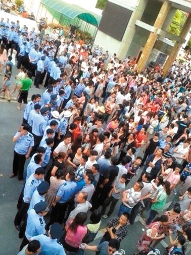 考生家長圍堵在考點(diǎn)門口。 網(wǎng)絡(luò)截圖 考生家長圍堵在考點(diǎn)門口。 網(wǎng)絡(luò)截圖