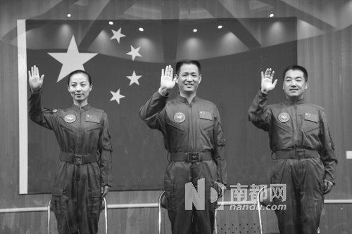 神舟十號(hào)航天員王亞平(左)、聶海勝(中)、張曉光(右)。 新華社發(fā)