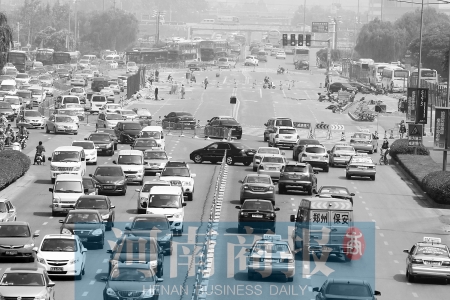 花園路封道施工，通行不暢 王春勝/攝