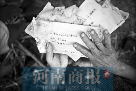 兒子寫(xiě)來(lái)的每一封信，母親都小心翼翼地保管著