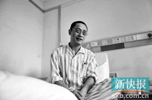 在病床上,趙海濱看起來比原先照片里消瘦了很多,雖然戴著一副近視眼鏡,卻掩飾不住鏡框后面發(fā)黑的眼圈。新快報記者孫毅/攝