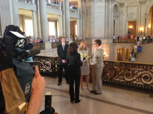 同性伴侶斯蒂爾和克里斯汀在舊金山市政廳舉行婚禮，這是自2008年加州8號(hào)提案通過(guò)以來(lái)，加州的首場(chǎng)同性婚禮。