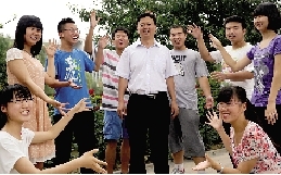 同學(xué)們用手臂連成光環(huán)，把班主任老師圍起來，表達(dá)對他的敬意和謝意。