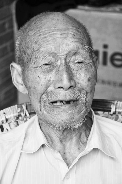 95歲的老兵宋老夯潸然淚下 95歲的老兵宋老夯潸然淚下