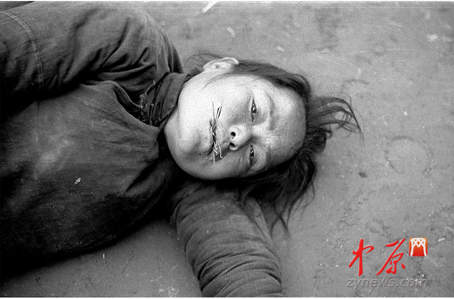 饑荒受災(zāi)者，她嘴里咬了幾根草