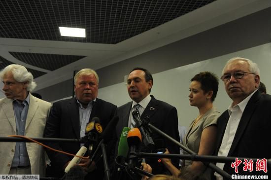 據(jù)外媒報道，美國“棱鏡”監(jiān)控計劃泄密者愛德華·斯諾登于莫斯科時間7月12日在莫斯科謝列梅捷沃機場與多家人權(quán)機構(gòu)代表人士舉行會談。圖為參加會談的人權(quán)代表接受媒體采訪。