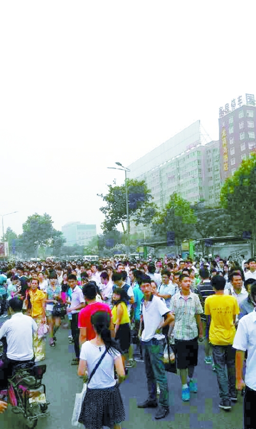 　早高峰等公交，場面蔚為壯觀（網友供圖）。