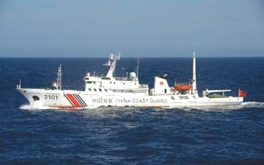 24日在釣魚(yú)島附近海域巡航的中國(guó)海警船。