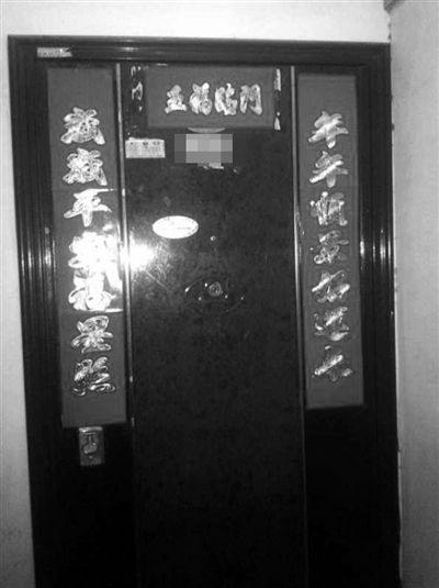 昨天22時(shí)許,被摔女童家房門緊閉,多名家屬稱,在協(xié)商處理孩子后事。新京報(bào)記者 楊鋒 攝