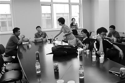 昨日，什剎海街道辦事處第四會議室，“什剎海女童練攤父親被打”事件的通氣會現(xiàn)場。