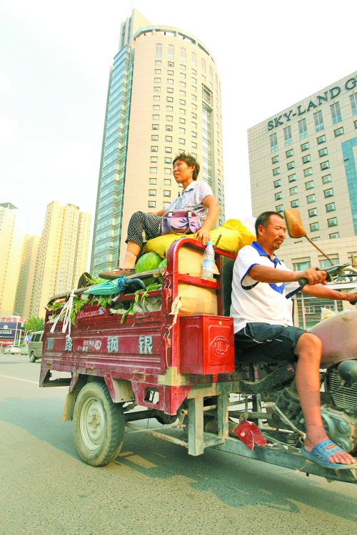 多賣瓜，瓜農(nóng)在烈日下奔波忙碌。