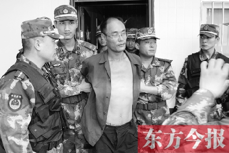 7月27日13時(shí)50分許，駐馬店市西平縣的“7·25”連環(huán)殺人案犯罪嫌疑人丁金華（左三）在禹州落網(wǎng)