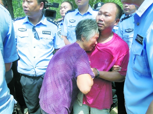 潛逃23年，歸案之時再見父母，最不能承受的究竟是誰？