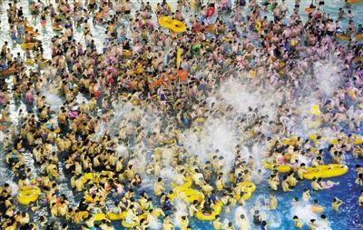 29日，湖北省武漢市，近日江城暑熱難解，人們紛紛前往水上樂園解暑，由于人數(shù)眾多，形成了“下餃子”的壯觀場(chǎng)面。圖/CFP