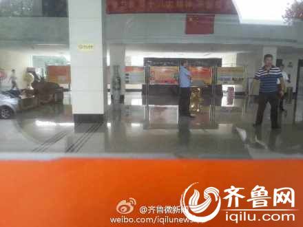 8月8號(hào)下午14時(shí)許，一女子在山東省衛(wèi)生廳辦公大樓三樓的一間辦公室內(nèi)，被一名年輕男子劫持。