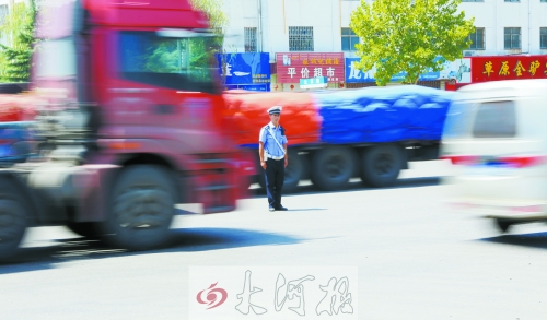 連霍高速受橋梁爆破影響禁止通車，310國道車流量迅速增加，當?shù)亟痪块T安排大量警力保障道路暢通。